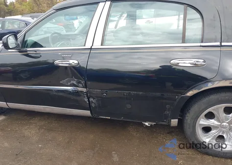 2000 Lincoln Town Car Executive from USA, damaged, VIN 1LNHM81W9YY820577